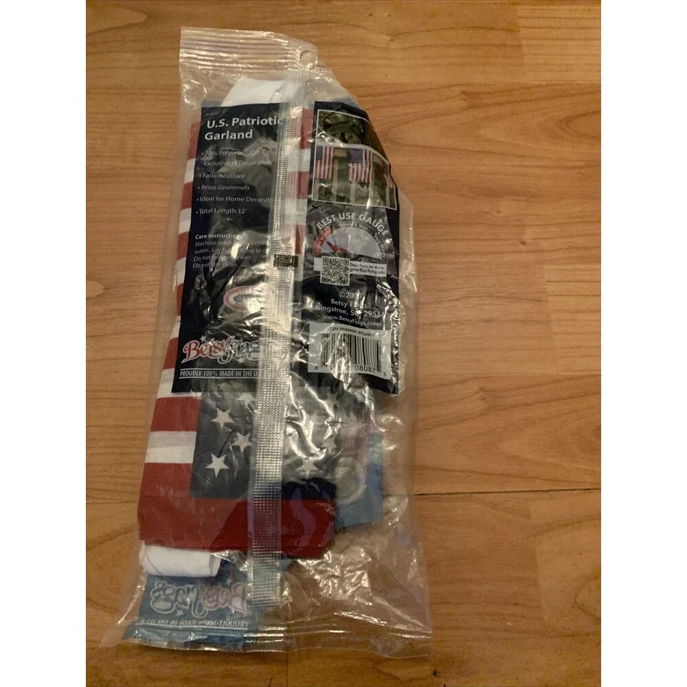 U.S. Patriotic Theme Garland with 12 Flags & Grommets 8x12 IN
